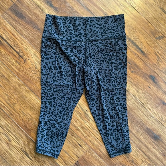 Athleta Salutation Stash Pocket Il Capri Leopard - Picture 3 of 9